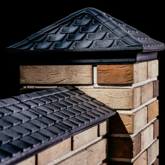 Колпаки и парапеты Эльбрус Черные на кирпичном заборе