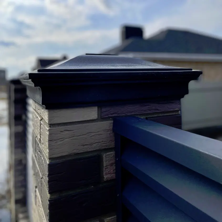 Фото 6 колпак Monblan Серый на столбах забора типа жалюзи