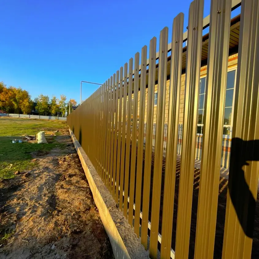 Фото 1 евроштакетник Эко-М образный RAL8019 Темный Шоколад двусторонний