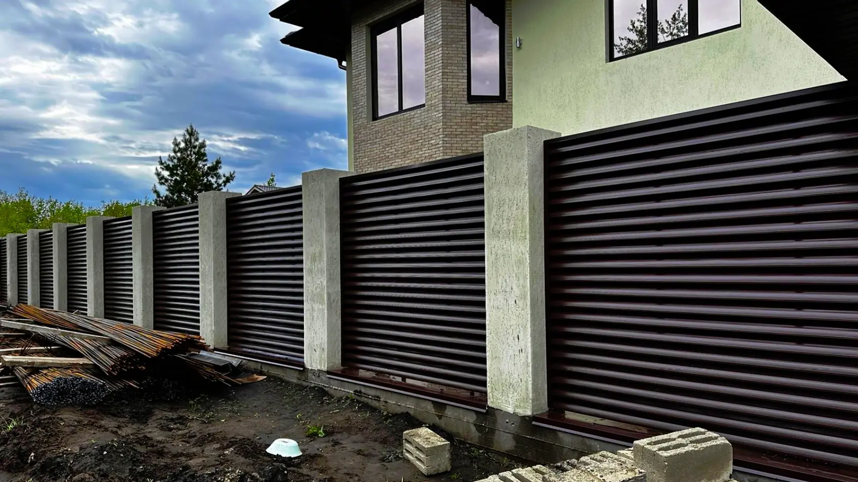 Фото 1 забор Еврожалюзи RAL8019 МАТТЕ Темный Шоколад двусторонний