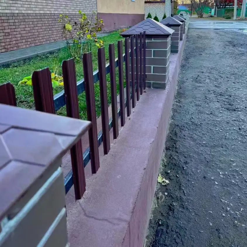 Фото 2 колпак Everest на столбах забора для палисадника